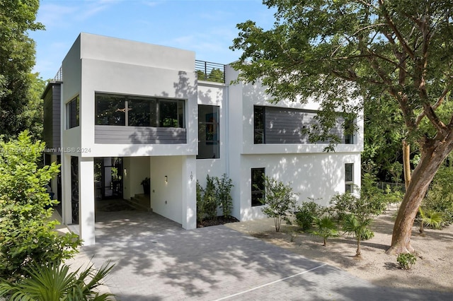 view of front of property featuring a carport