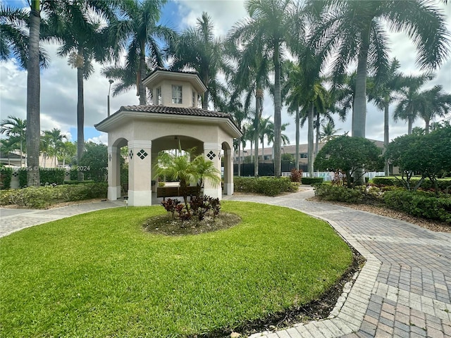 view of home's community featuring a yard