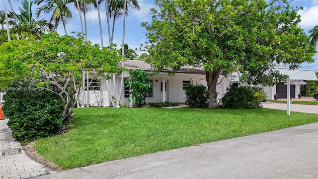 view of front of property featuring a front yard and a garage