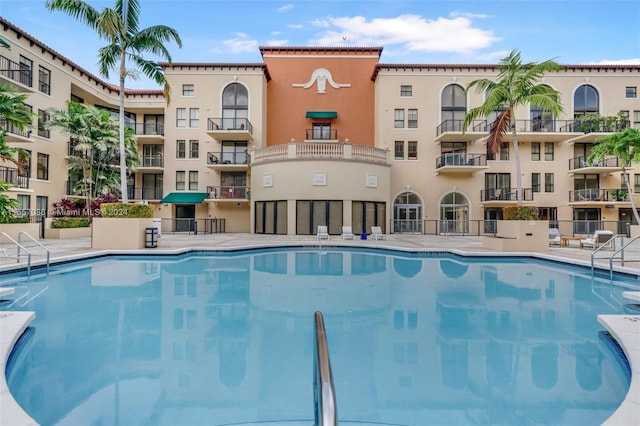 view of swimming pool