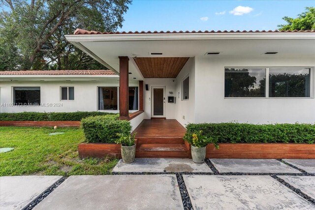 view of front facade featuring a front yard