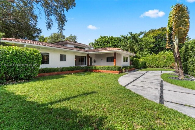 view of front of house featuring a front lawn