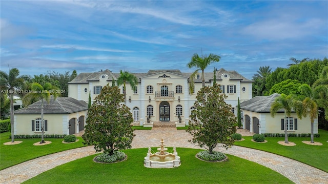 view of front facade with a front lawn