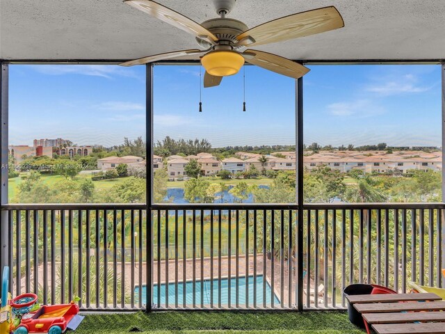 sunroom with ceiling fan