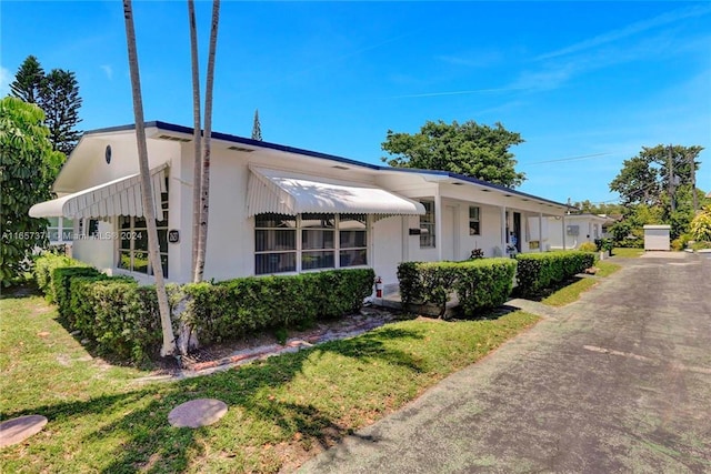 view of front of home with a front lawn