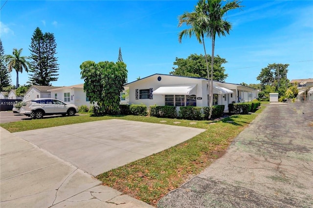 view of front of home featuring a front lawn