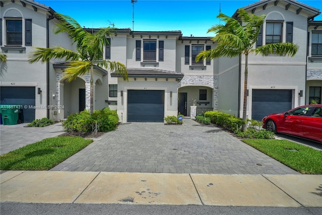 view of front facade featuring a garage