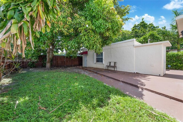 view of yard with a patio