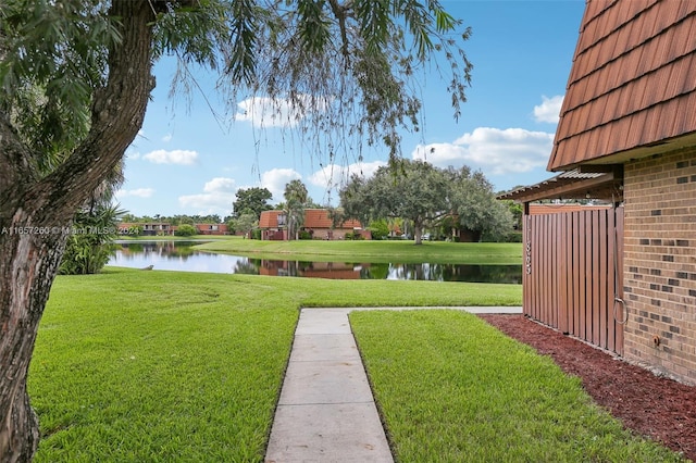 view of yard featuring a water view