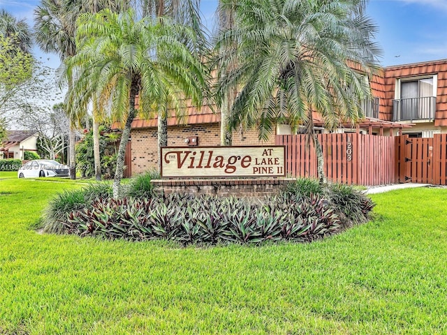 community / neighborhood sign featuring a yard