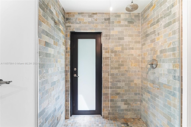 bathroom featuring a tile shower