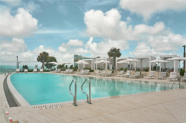 view of swimming pool with outdoor lounge area