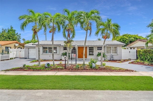 view of front facade featuring a garage