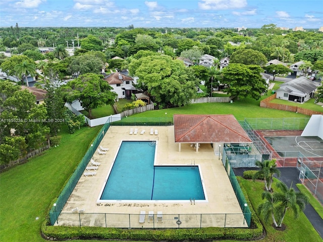 view of swimming pool