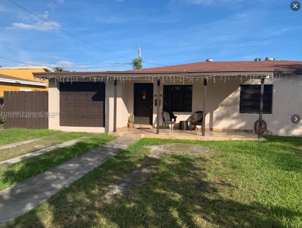 view of front of property featuring a front lawn