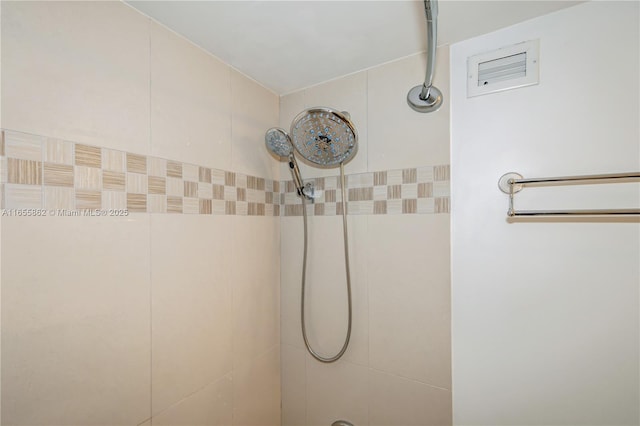 bathroom featuring tiled shower