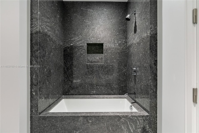 bathroom featuring tiled shower / bath combo