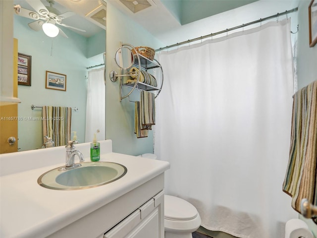 full bath featuring a shower with shower curtain, toilet, ceiling fan, and vanity