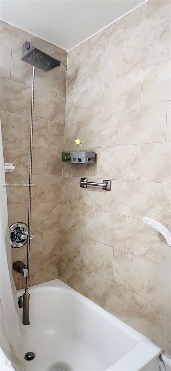 bathroom with tiled shower / bath combo