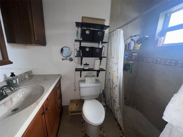 bathroom featuring a shower with shower curtain, vanity, and toilet