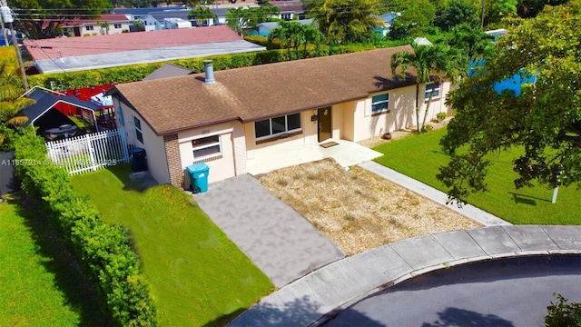 view of front facade with a front yard