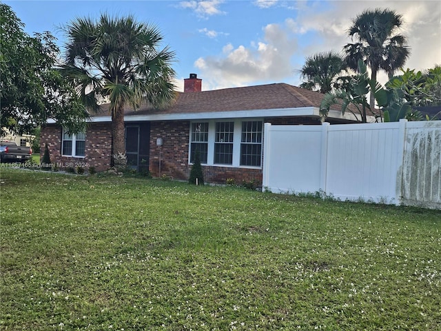 view of front of house featuring a front lawn