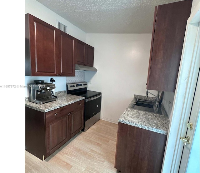 kitchen featuring a textured ceiling, stainless steel electric stove, dark brown cabinets, light hardwood / wood-style floors, and sink