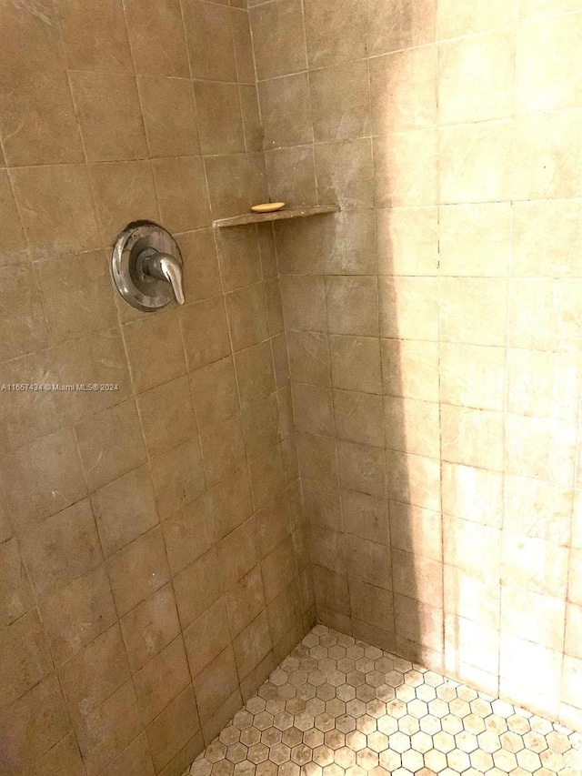 bathroom featuring tiled shower