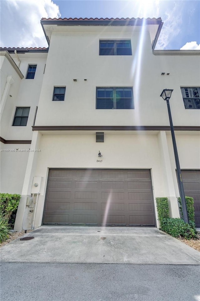 townhome / multi-family property featuring a garage