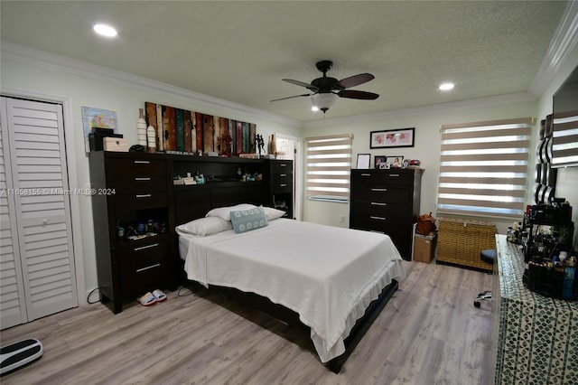 bedroom featuring light wood-style floors, a ceiling fan, ornamental molding, and recessed lighting
