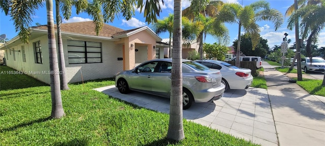 view of front of property featuring a front yard