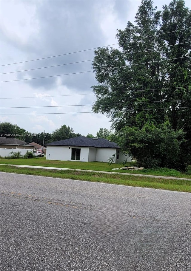 view of front of property featuring a front lawn