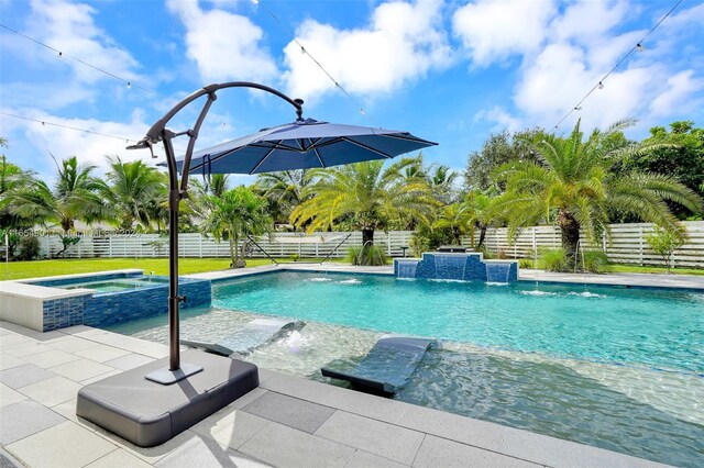 view of pool featuring an in ground hot tub and pool water feature