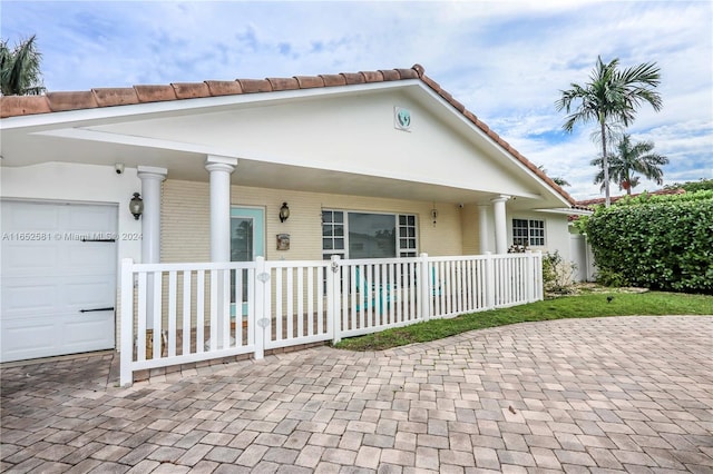 view of front of house with covered porch and a garage