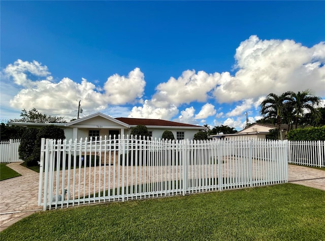 view of front of property with a front yard