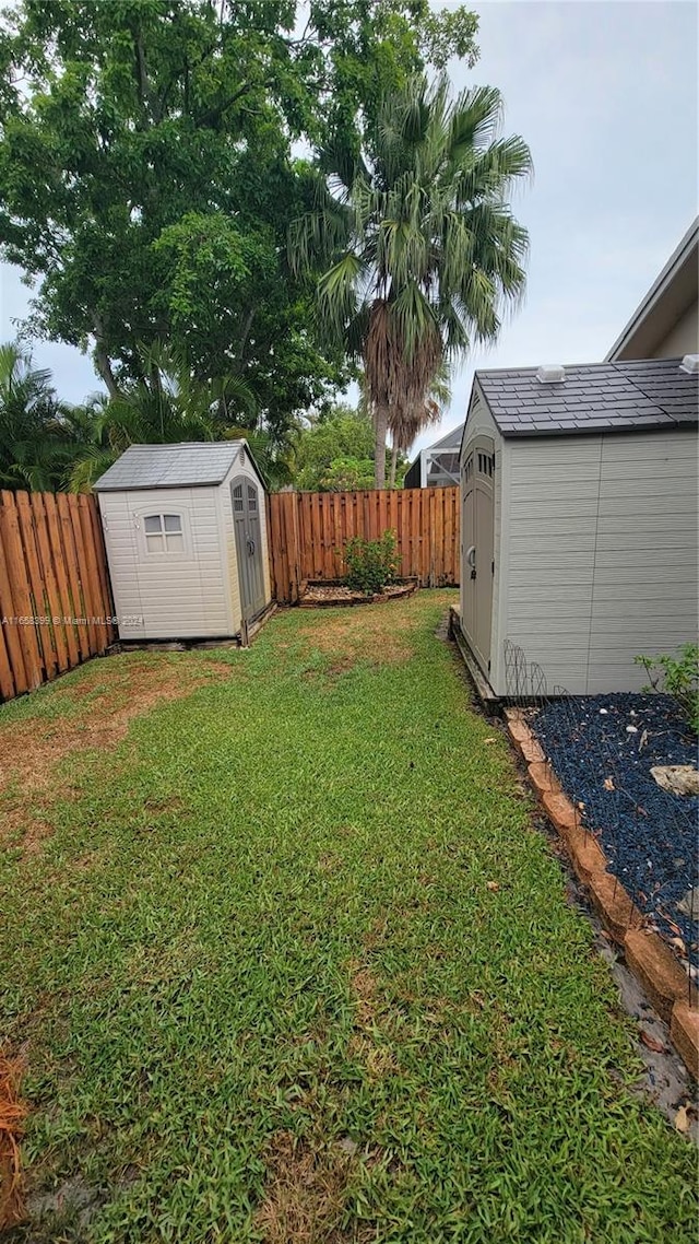 view of yard featuring a storage unit