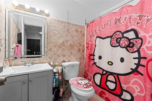 bathroom featuring a shower with shower curtain, toilet, and vanity