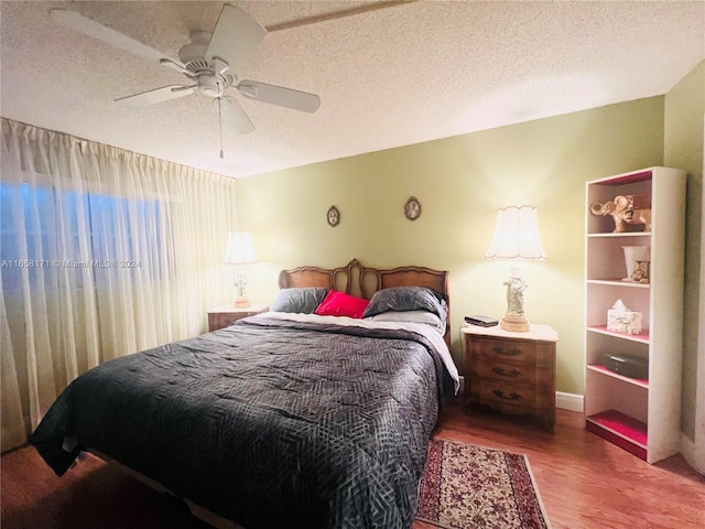 bedroom featuring a textured ceiling, hardwood / wood-style floors, and ceiling fan