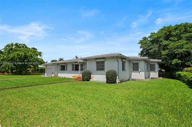 view of front of property featuring a front yard