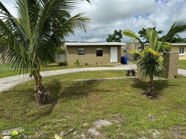 view of front of house featuring a front yard