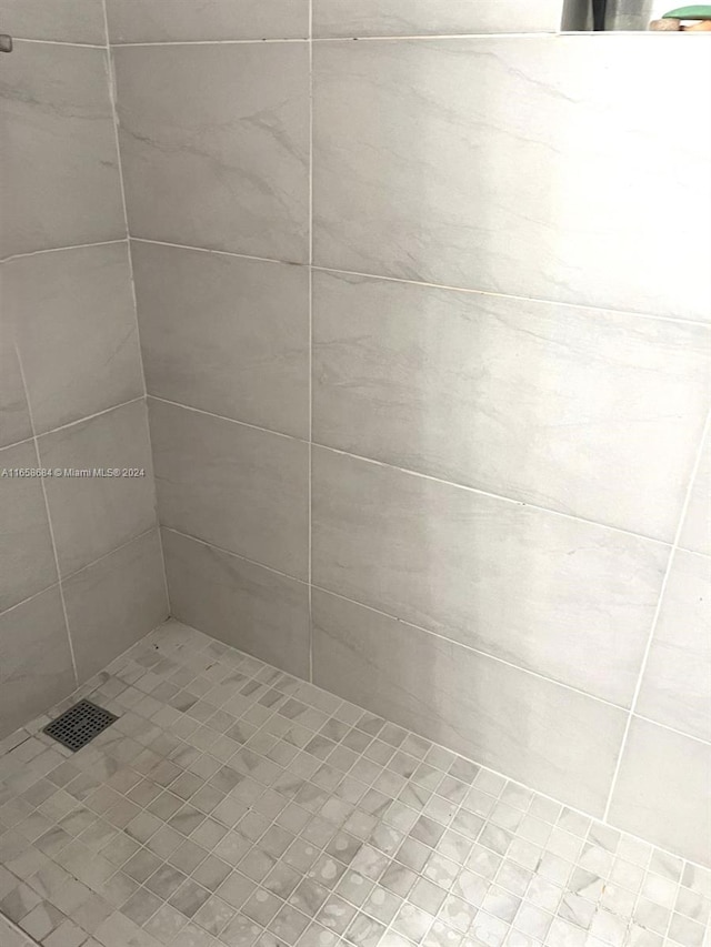 bathroom featuring tiled shower