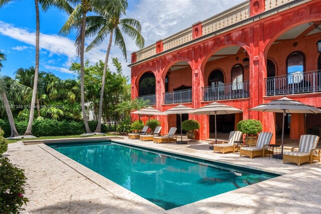 view of swimming pool featuring a patio