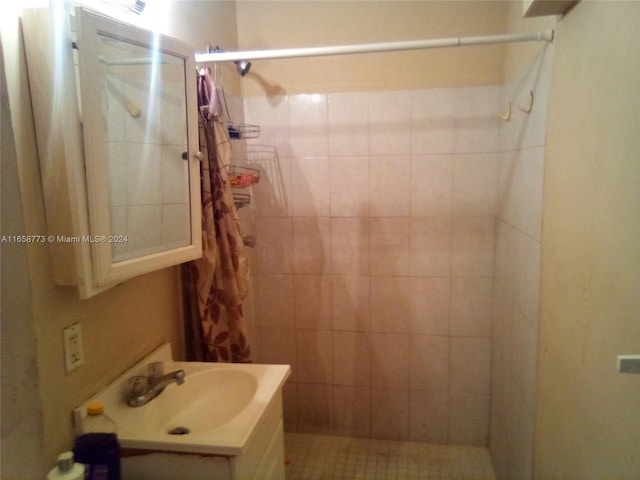 bathroom with a shower with curtain and vanity