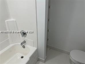 bathroom featuring toilet and a bathtub