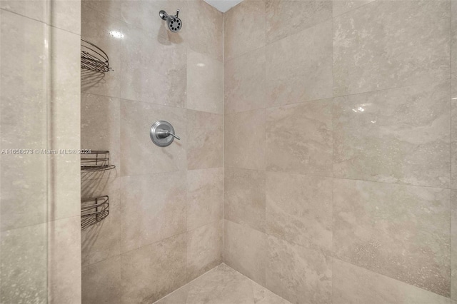 bathroom featuring tiled shower