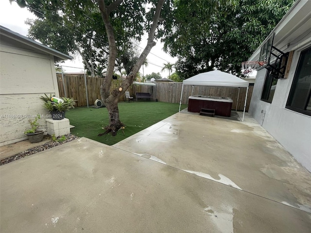 view of patio featuring a hot tub