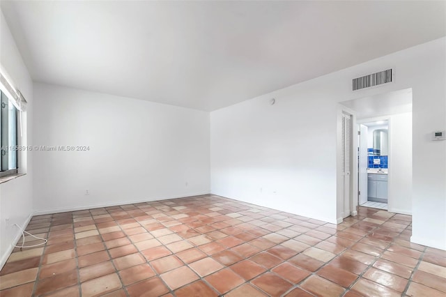 spare room featuring light tile patterned flooring