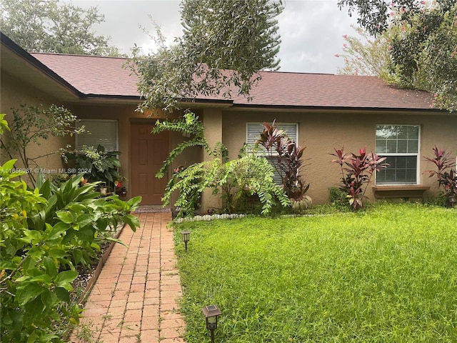 view of front facade featuring a front yard