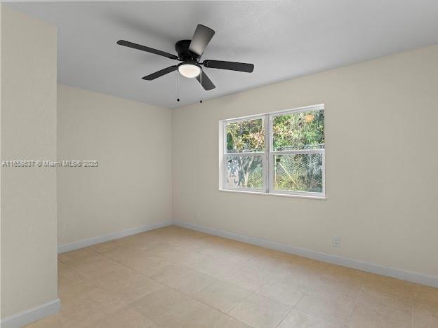 empty room featuring ceiling fan