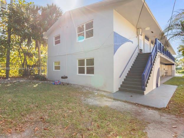 view of side of property featuring a lawn